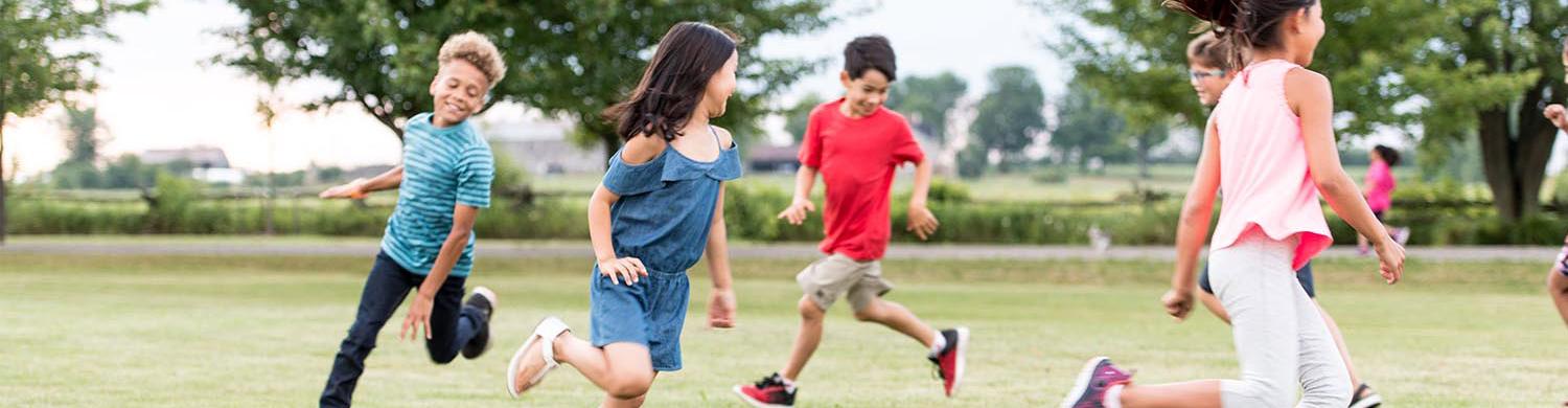 les enfants dans le jardin