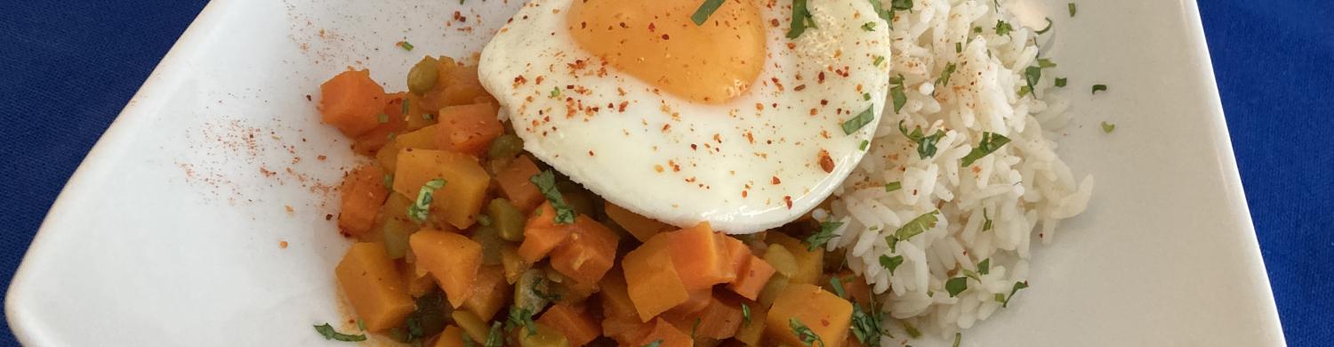 Dahl de pois cassés aux carottes et butternut, œuf au plat et riz