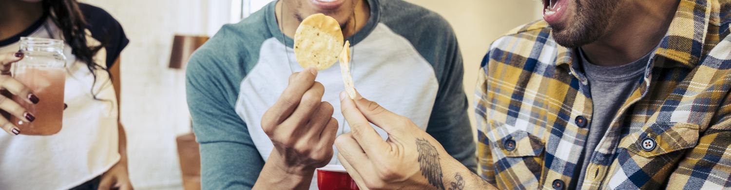 Trois personnes mangent des chips