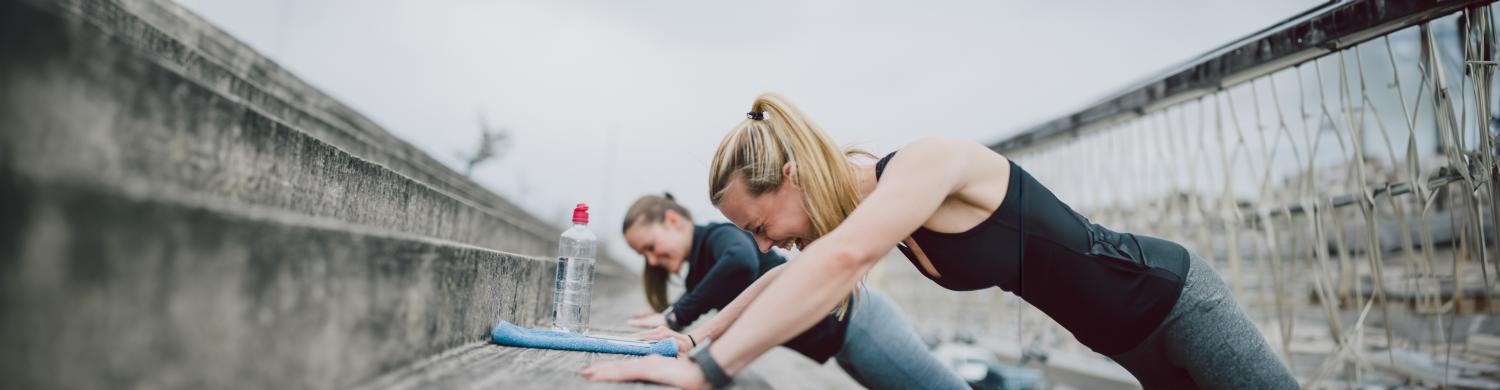 Deux femmes font du sport dehors