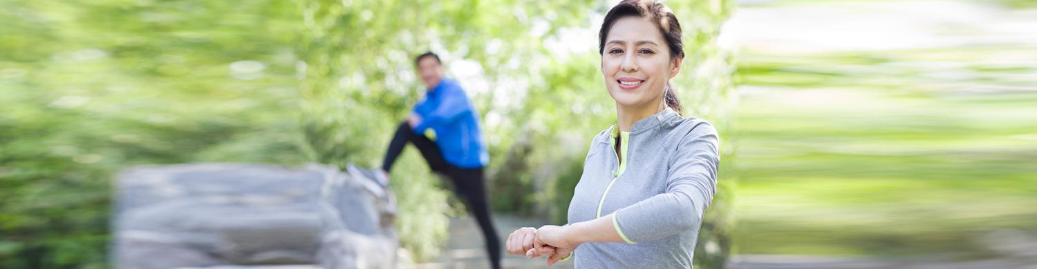 Un adulte pratique une activité physique