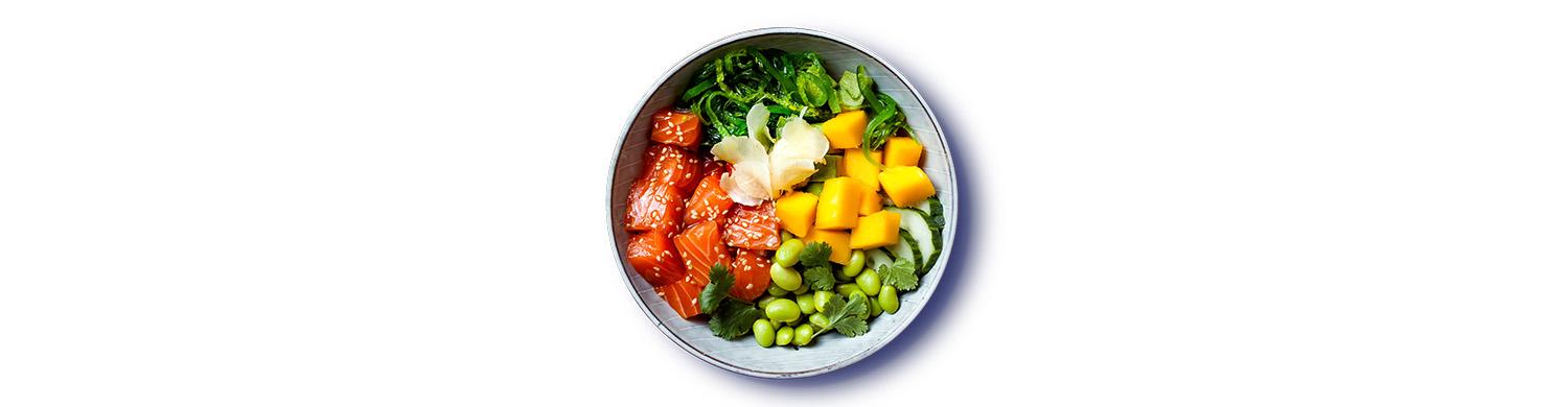 un poké bowl avec des crudités et du saumon