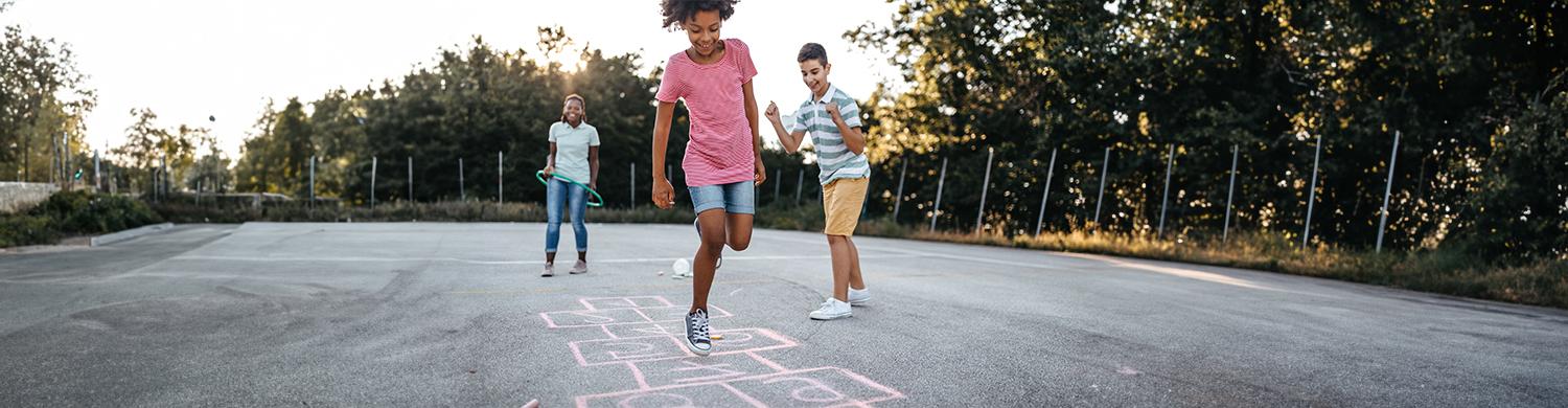 Des enfants qui jouent à la marelle