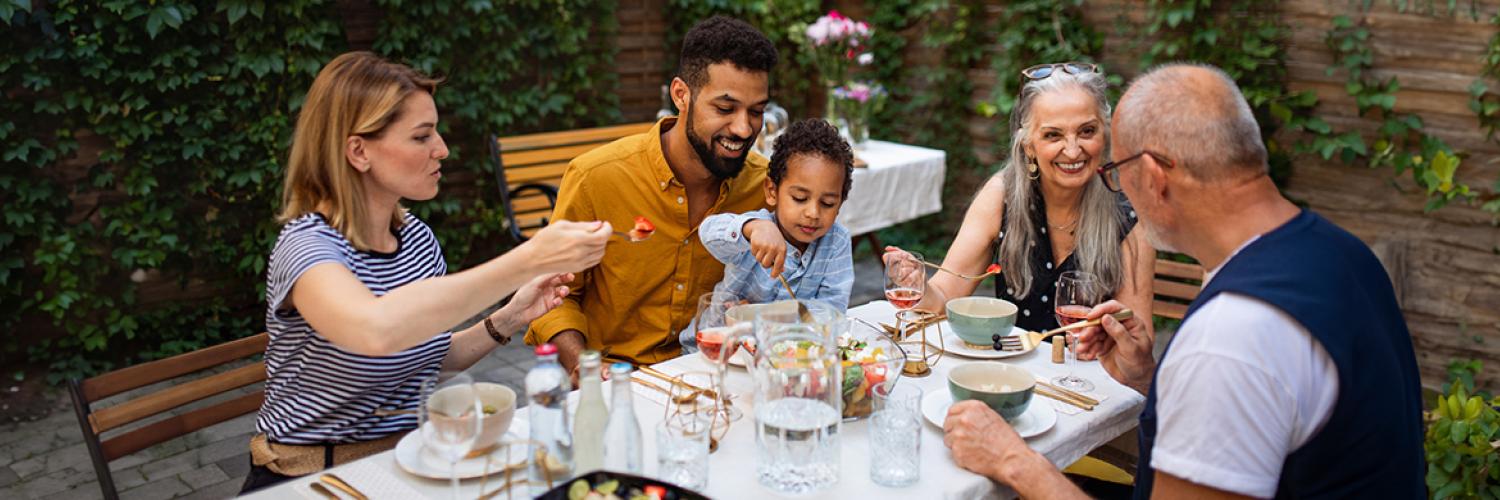 famille de plusieurs générations à table