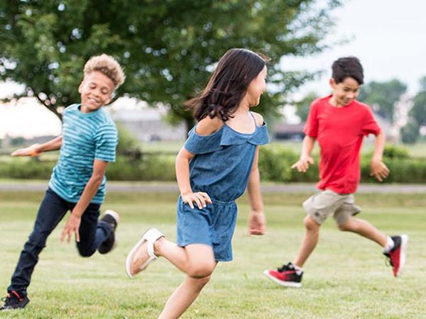 enfants dans la cour