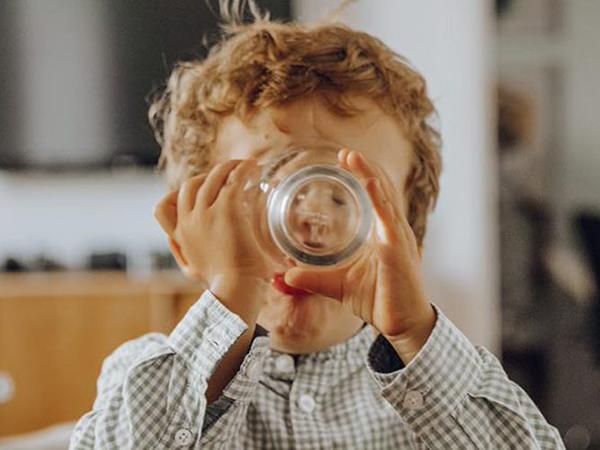 enfant boit de l'eau