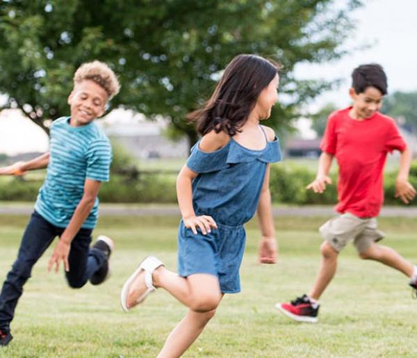 les enfants dans la court