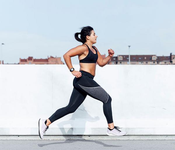 jeune femme fait du jogging