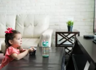 enfant mange devant la télé