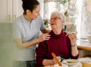 Femme agée et son aidant