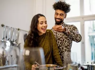 couple dans la cuisine