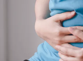 Patient souffrant de maux de ventre, symptôme de maladie de Crohn 