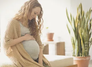 Une femme a des maux de ventre dus à la constipation.