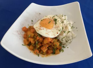 Dahl de pois cassés aux carottes et butternut, œuf au plat et riz