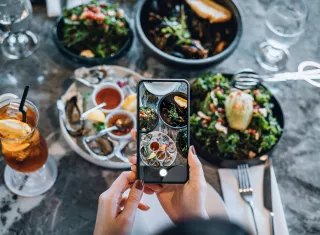 Une femme prend ses plats en photos