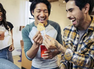 Trois personnes mangent des chips