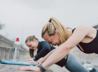 Deux femmes font du sport dehors