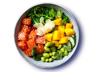 un poké bowl avec des crudités et du saumon