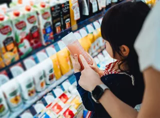 rayon de boissons fraiches, une enfant regarde une boisson avec son parent