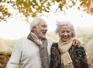 couple de personnes âgées en automne