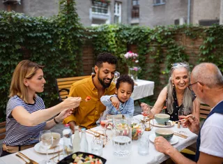 famille de plusieurs générations à table